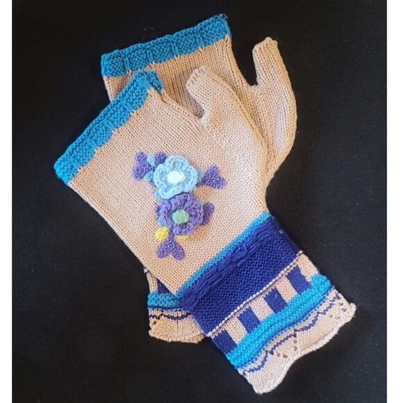 NWOT Fingerless Gloves with Crochet Flowers - Picture 1 of 5